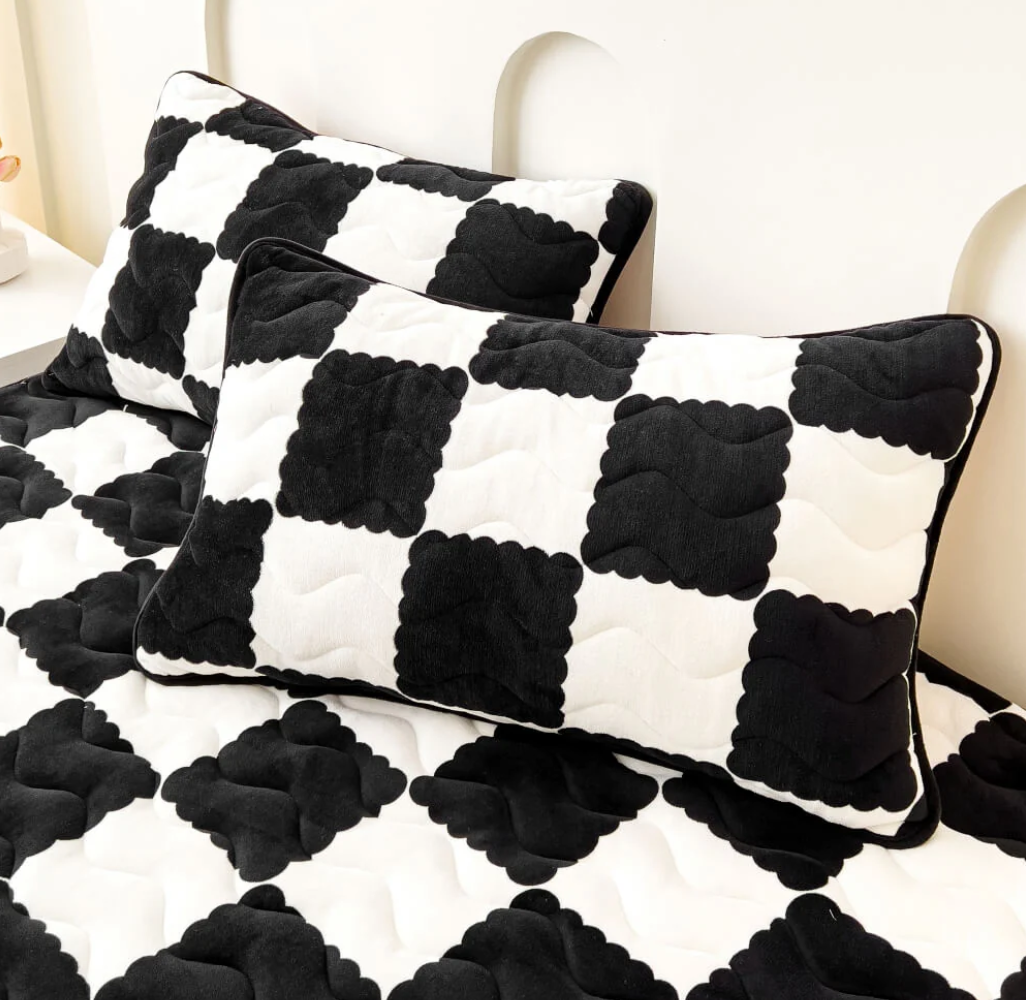 Milk Velvet Checkered Fitted Bedsheets with Pillow Covers(2Pcs)
